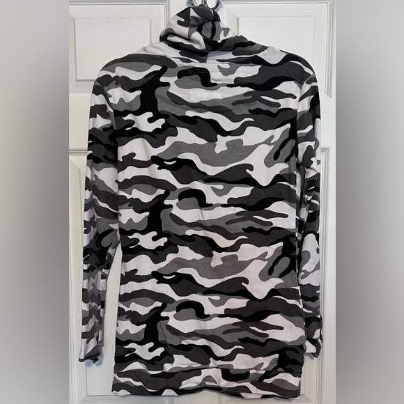 Lily & Lottie Black And White Camo Cowl Neck Medium - Picture 3 of 4
